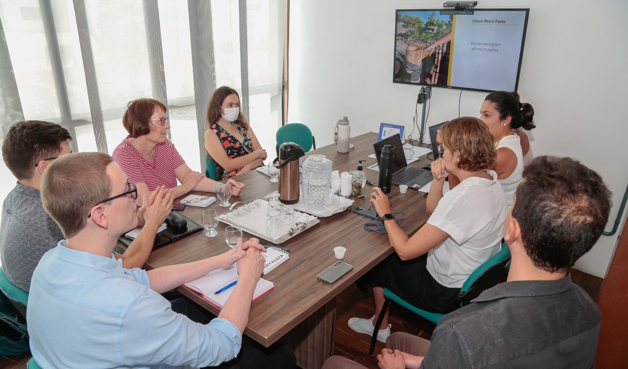 grupo de pessoas reunidas